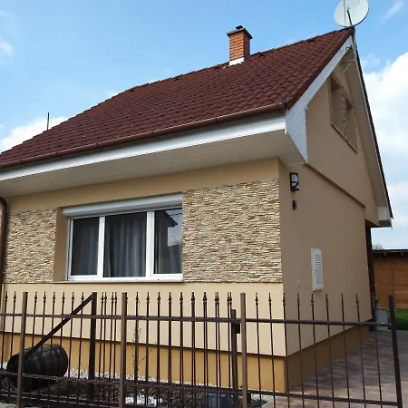 Nefelejcs Nyaralo-vendeghaz Ferienhaus Dunasziget